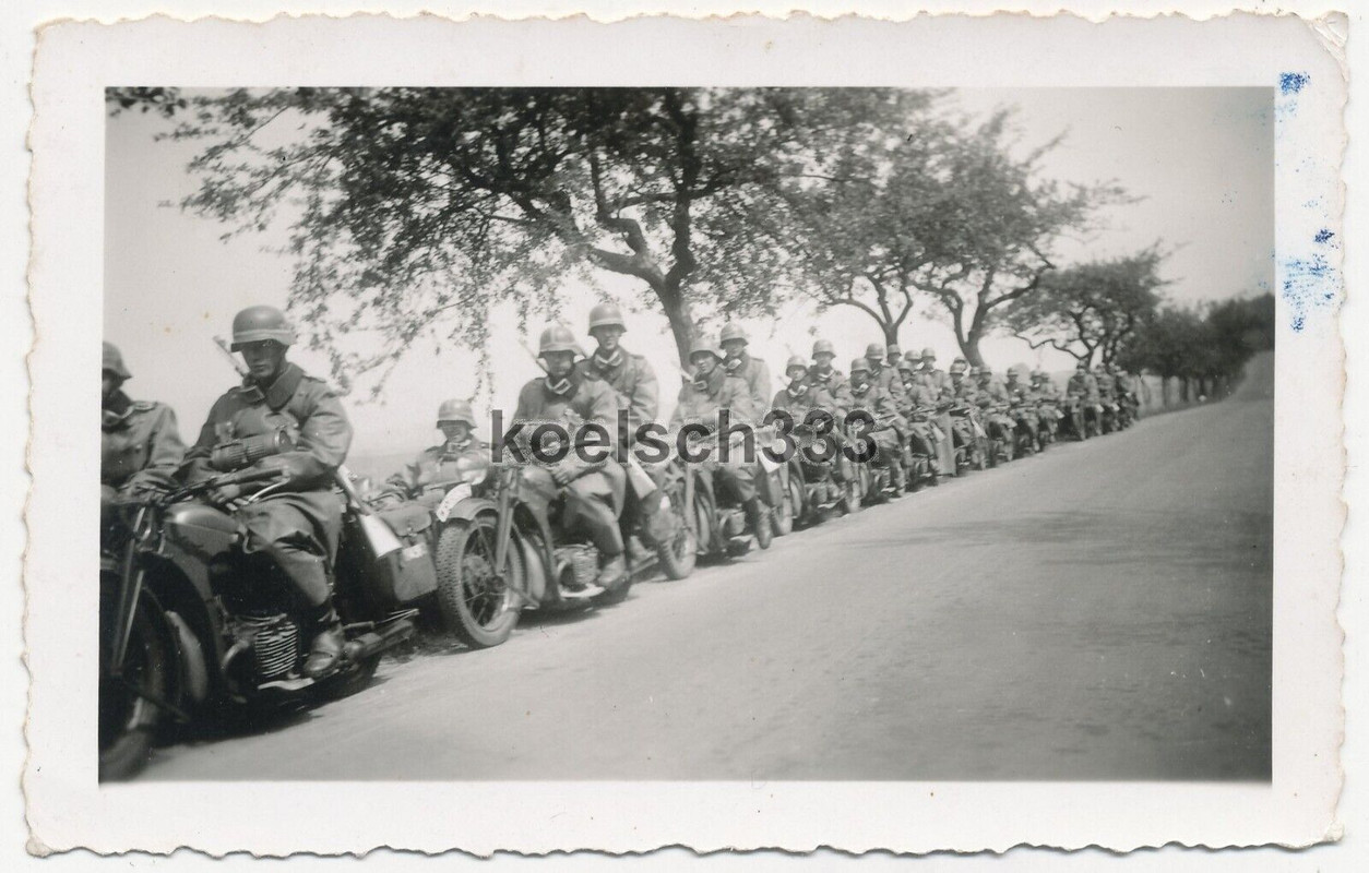 Foto Kradschützen Kolonne der Wehrmacht bei Rast auf einer Straße im Westen