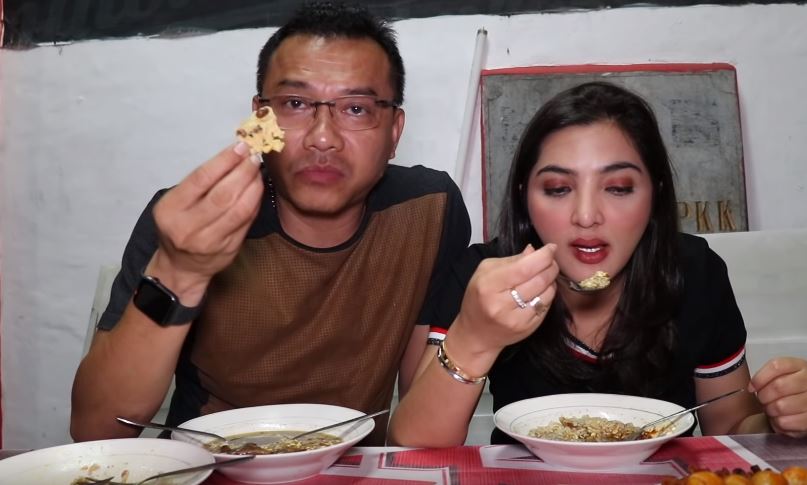 Anang dan Ashanty nikmati Rawon Disko (YouTube/TheHermansyahA6)