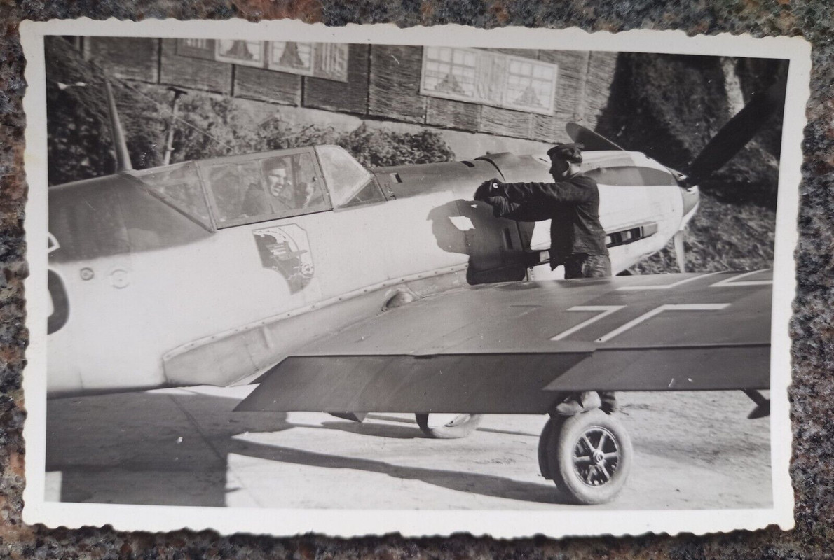 3 Fotos Messerschmitt Bf 109 - Jagdgeschwader 1 - Staffelabzeichen 3-Jg1 -Oesau- (1)