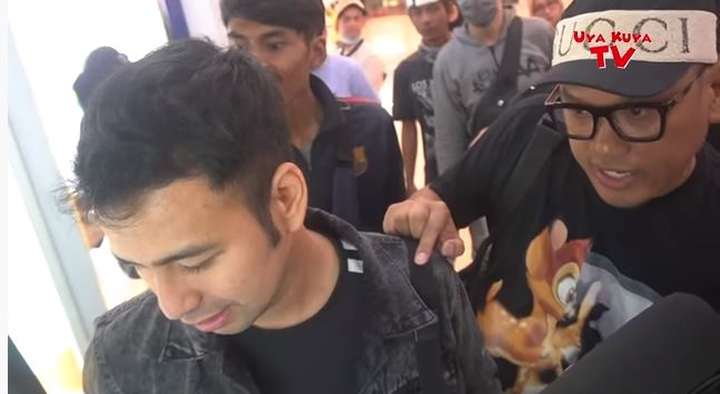 Raffi Ahmad saat mengecek saldo ATM bersama Uya Kuya.