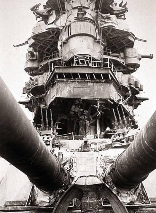 IJN-Nagato-La-explosi-n-de-una-bomba-at-mica-de-40-kilos-a-una-profundidad-de-27-metros-cerca-del-a.jpg