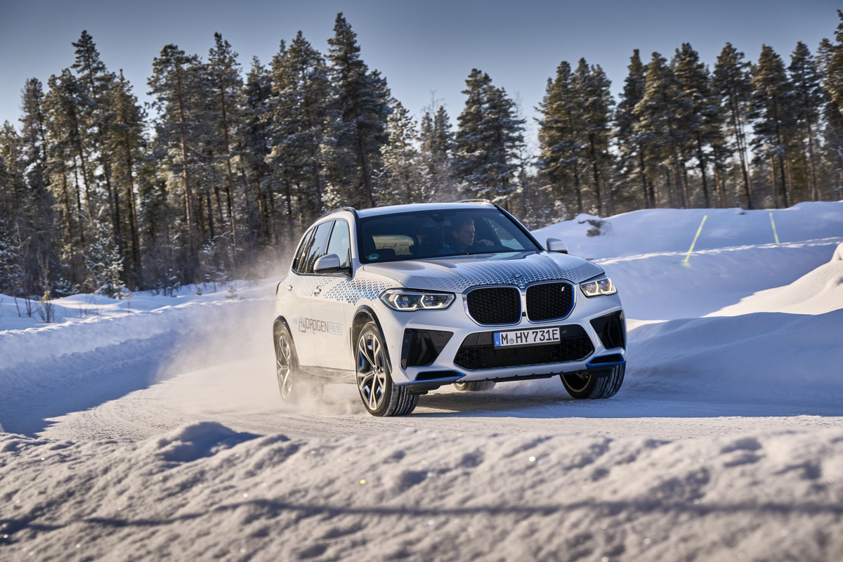 P90453424_highRes_bmw-ix5-hydrogen-win
