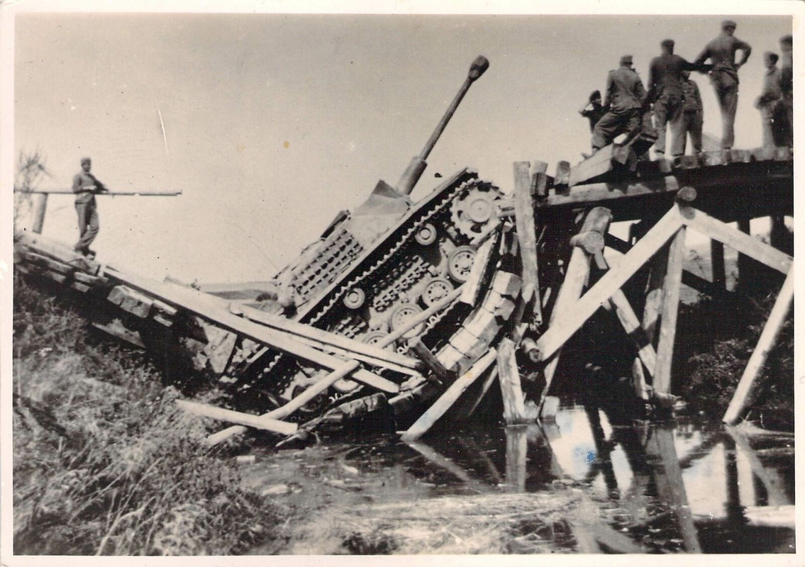Wehrmacht Sturmgeschütz Langrohr StuG auf Behelfsbrücke eingebro