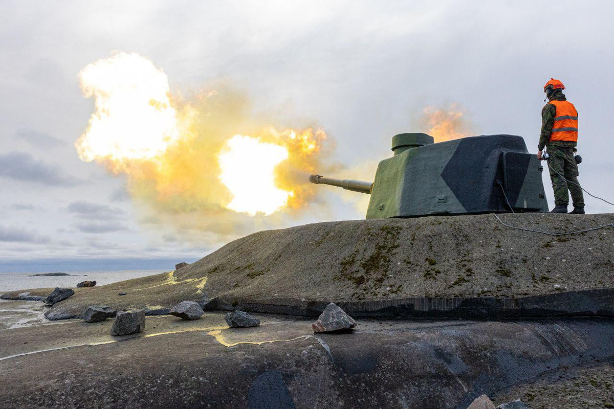 Defenses cotieres Golfe de Finlande Tirs-d-artillerie-c-ti-re-finlandaise-de-130-mm-lors-d-exercices-conjoints-avec-le-Corps-des-Marines