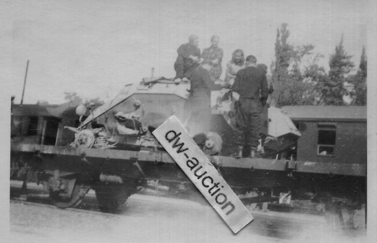 Panzer AA 23 , zerstörter Panzerspähwagen auf Ba