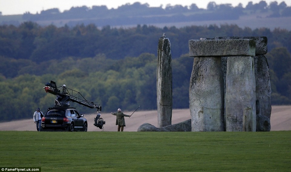 1475453425-stonehenge-13