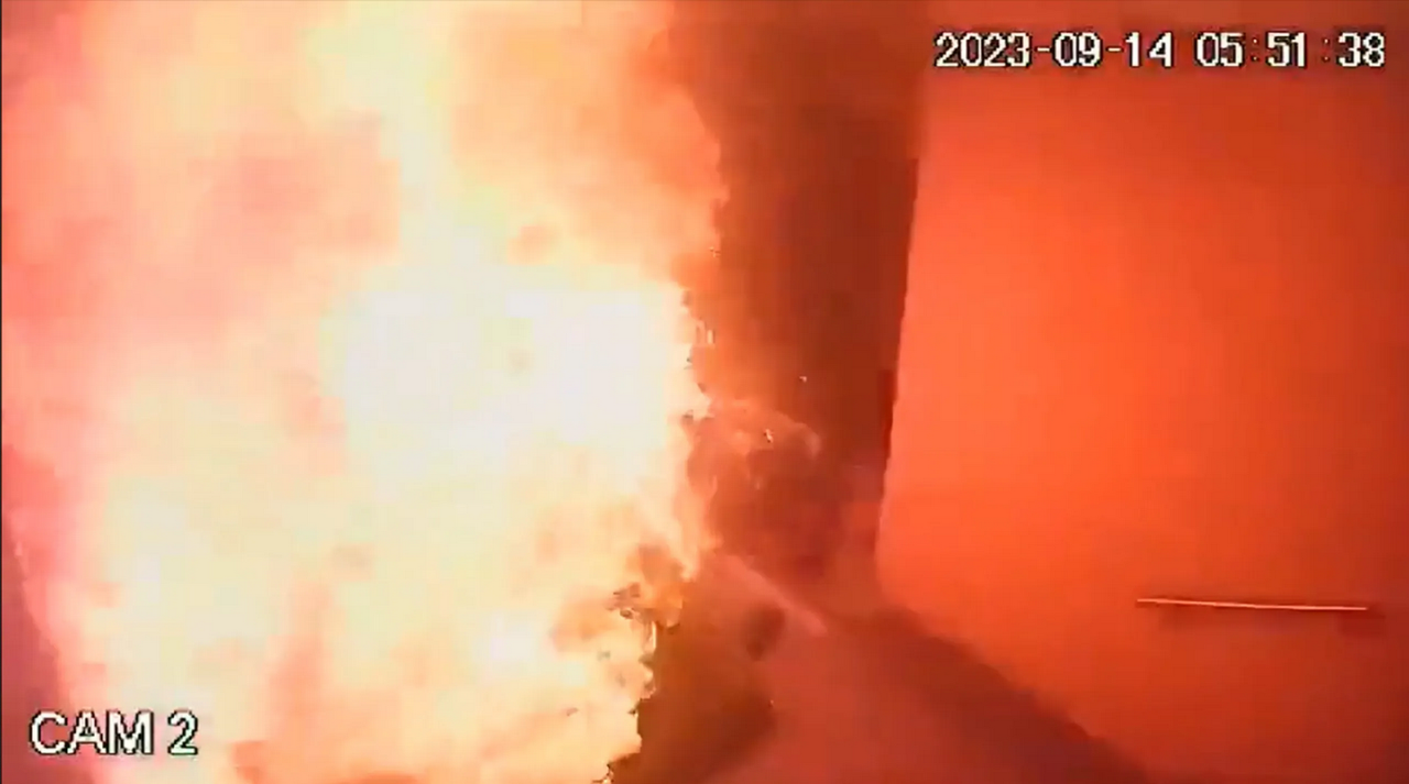 Mujeres enfurecidas prende fuego a una cochera, así arrojaron la gasolina: video