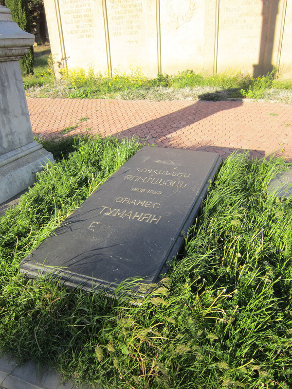 The-tombstone-of-Hovhannes-Tumanyan-in-Khojivank