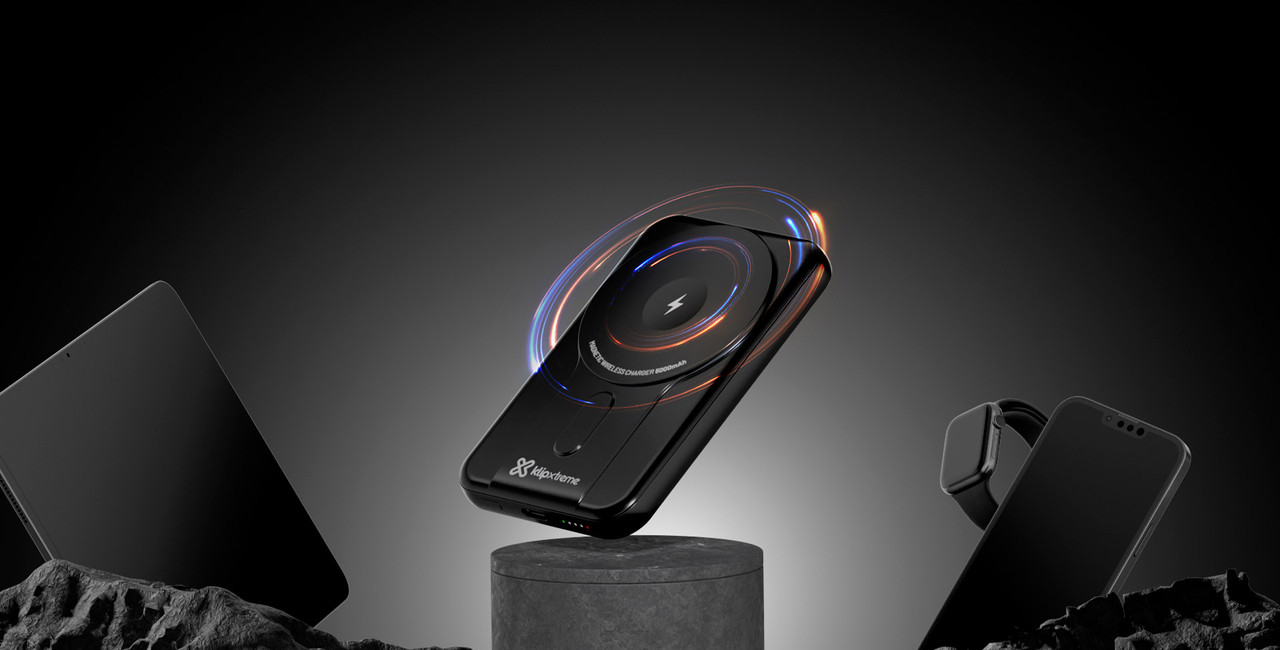 Power Bank magnético Klip Xtreme acoplado a la parte trasera de un smartphone.