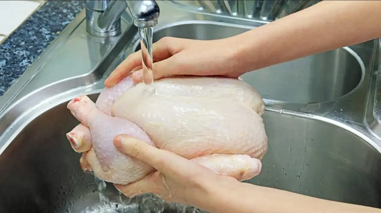 ¿Por qué lavar el pollo crudo es un peligro para tu salud?
