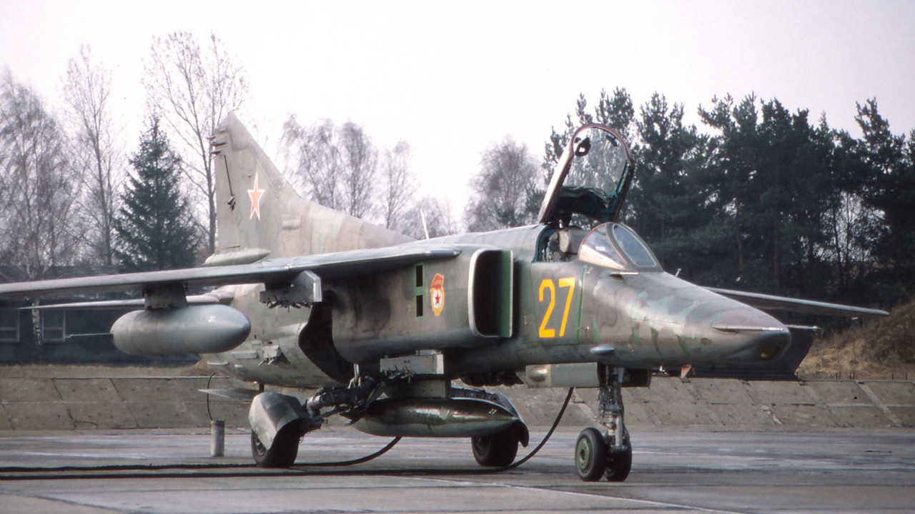 19 GvAPIB Mig-27D Yellow 27_61912556196