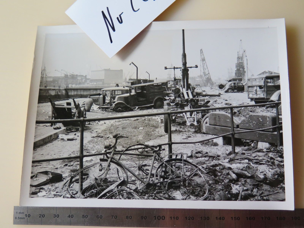 LARGE FOTO Westfront zerstörte Flakstellung in D