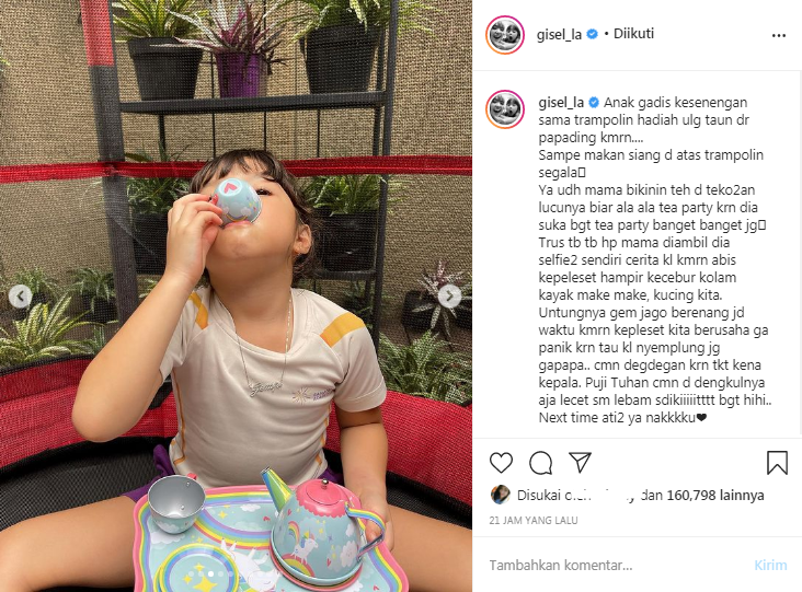 Gempita main di atas trampolin