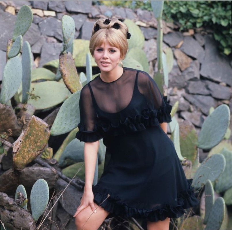 Britt_Ekland_mc11