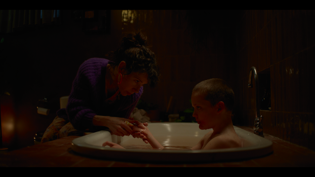 mpv-shot_Bring.Her.Back.2025.2160p.UHD.Hybrid.BDRemux.HDR10 .DV.HEVC-Нечипорук_00_37_32_0006