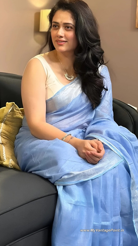 8-Girija-Oak-Godbole-Photos-in-Blue-Saree-and-White-Blouse-in-Lallantop-Interview-My-Vantage-Point