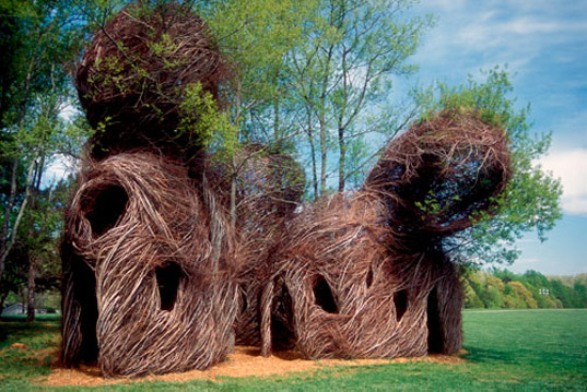 patrick-dougherty-art-made-of-living-trees-11.jpg
