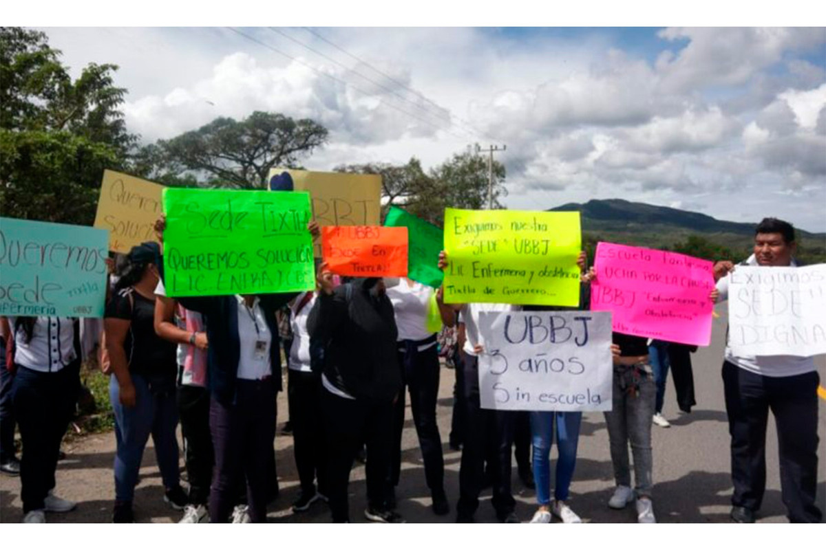Alumnos de Universidad Bienestar piden a AMLO sede y certificado de estudios
