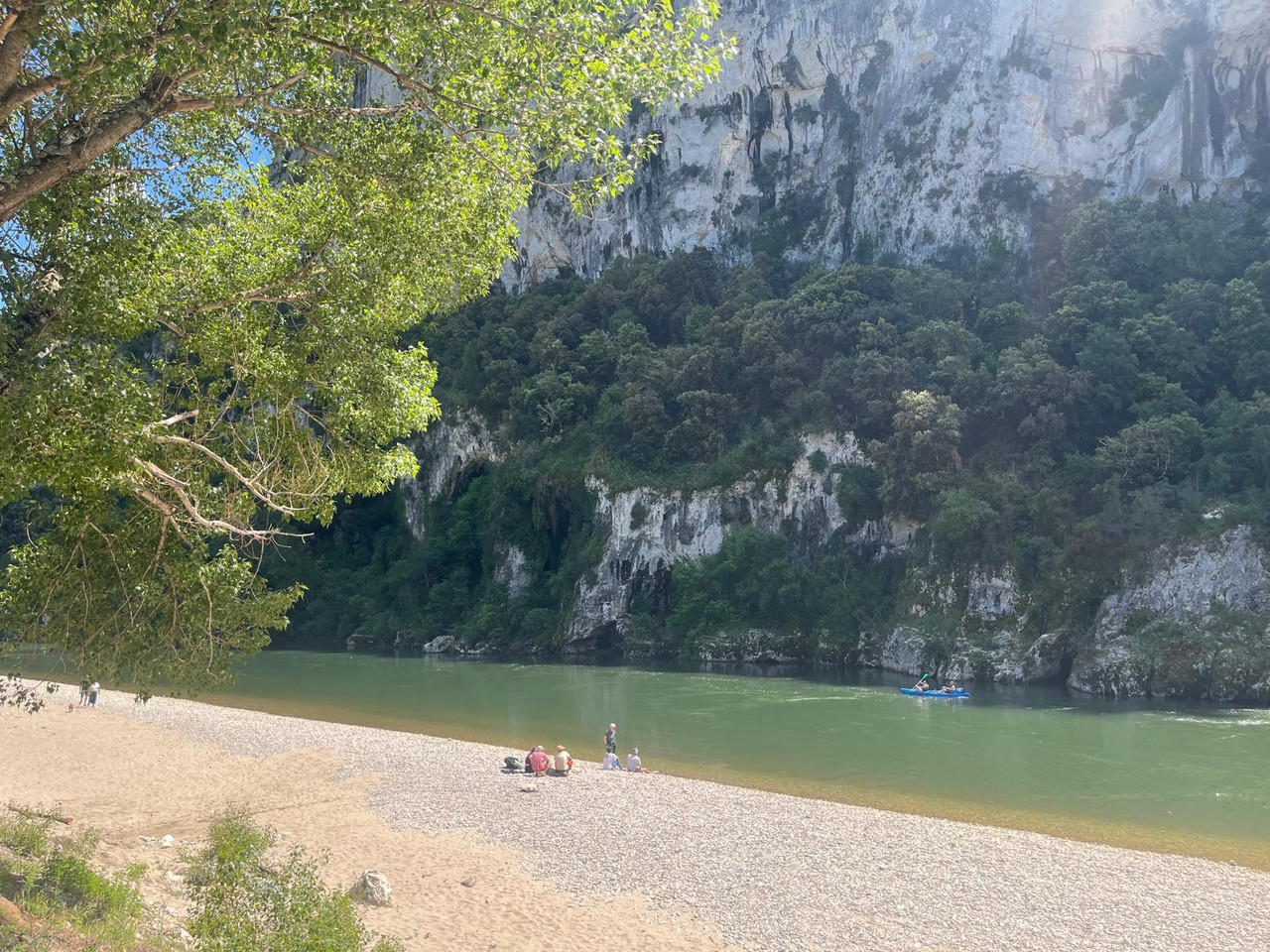 Baignade sur la plage de sable du Camping Ardèche Midi, au bord de l'Ardèche