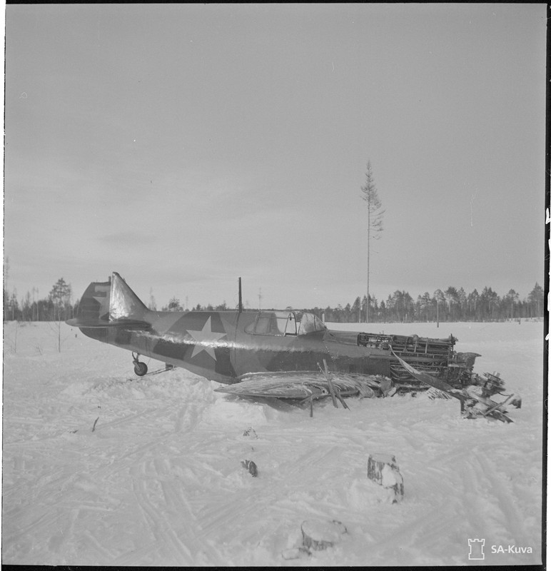 Ilmatorjunnan pudottama ryssän hävittäjä Nurmoilan metsässä. Kone oli melko hyvässä kunnossa. Lentok