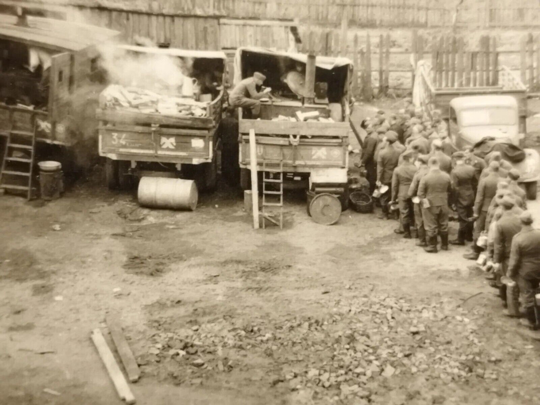 2.WK Foto Feldküchen Div Wappen Regt Zeichen gekreuzte Pferdeköpfe Ostfront LKWs.
