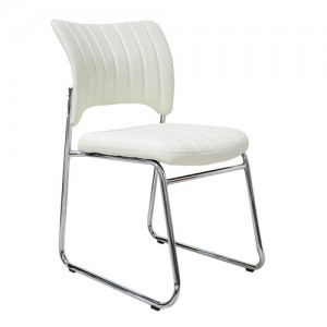 Silla de espera Starken de color blanco con asiento y respaldo de piel sintética y estructura de metal cromado.