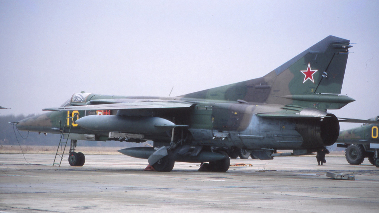 19 GvAPIB Mig-27D Yellow 10_61912560265