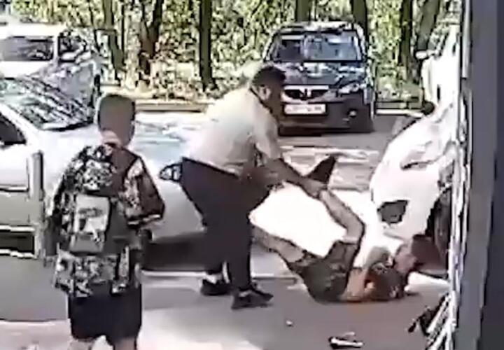 Треньор по бокс удря и рита в главата 12-годишно дете
