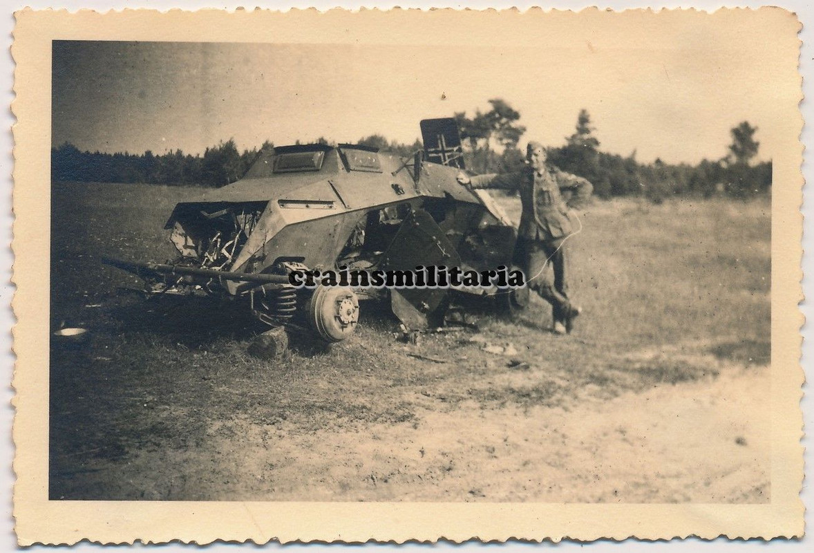 Orig. Foto zerstörte SdKfz 222 4-Rad Panzerspähwagen Panzer in R