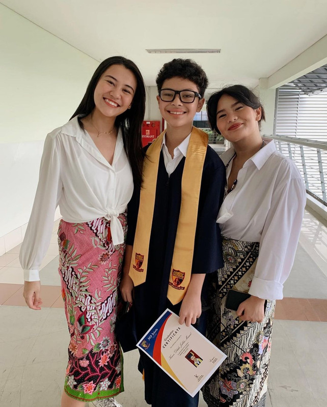 Keanu Massaid didampingi Aaliyah Massaid dan Zahwa Massaid di hari kelulusan