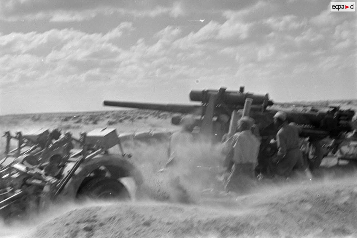 Une pièce de 8,8 cm FlaK-37 en action.6