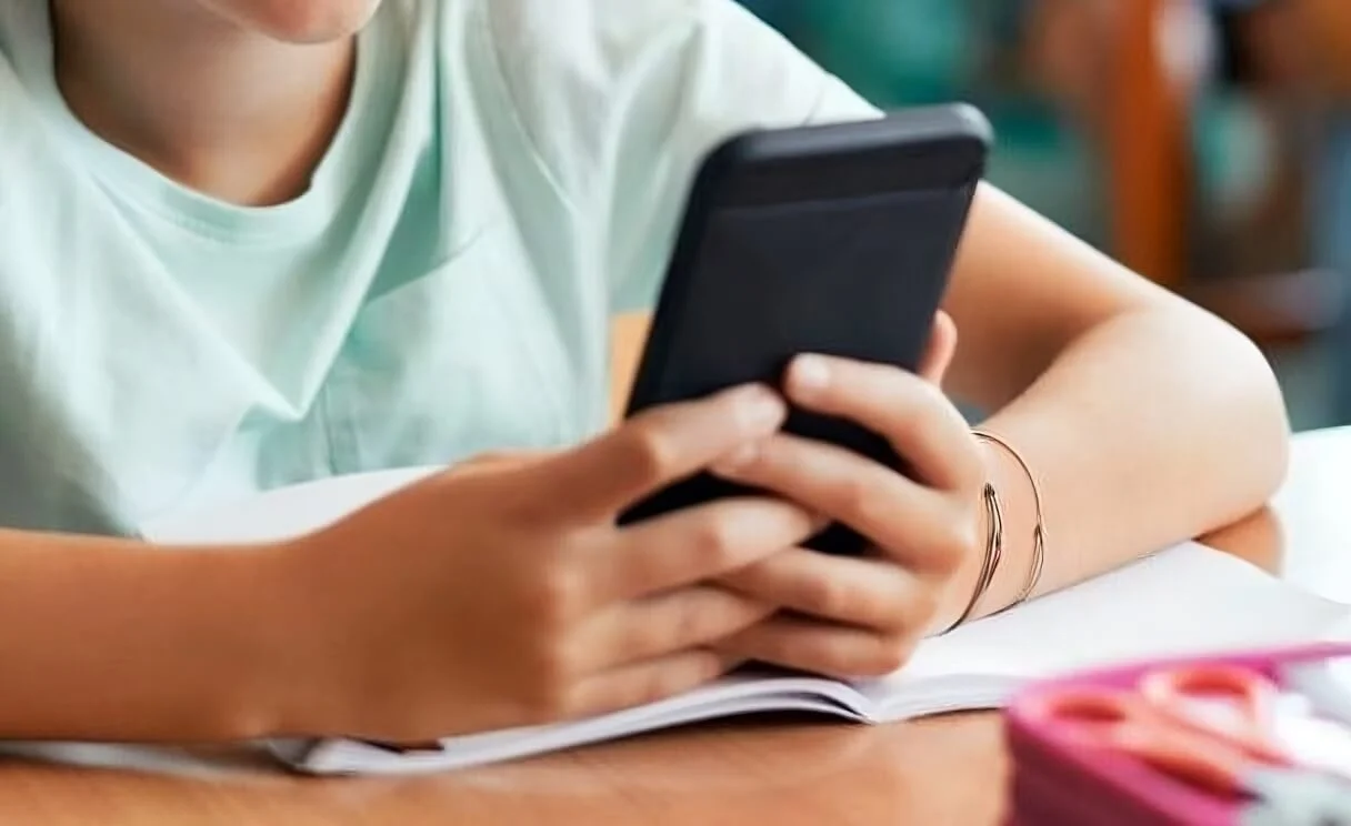 Crianças aprendem melhor quando há controle de tela, aponta estudo