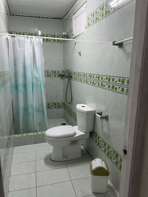 Detalle del baño privado mostrando calidad y limpieza en Terrazas de Bayona