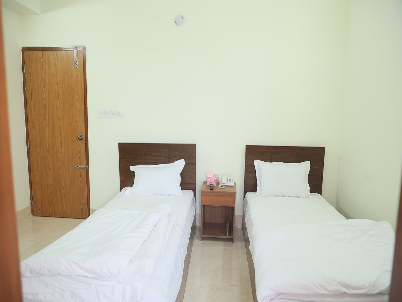 কম খরচে ঢাকার আবাসিক হোটেল - আরামদায়ক রুম