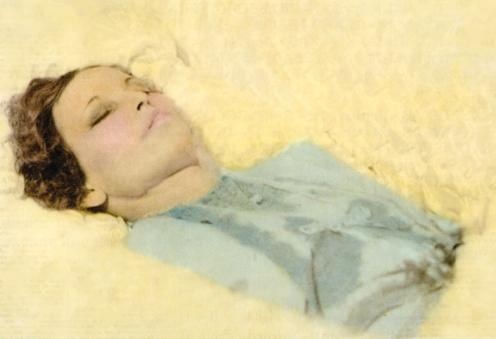 00-Bonnie-of-Bonnie-and-Clyde-in-her-casket.jpg