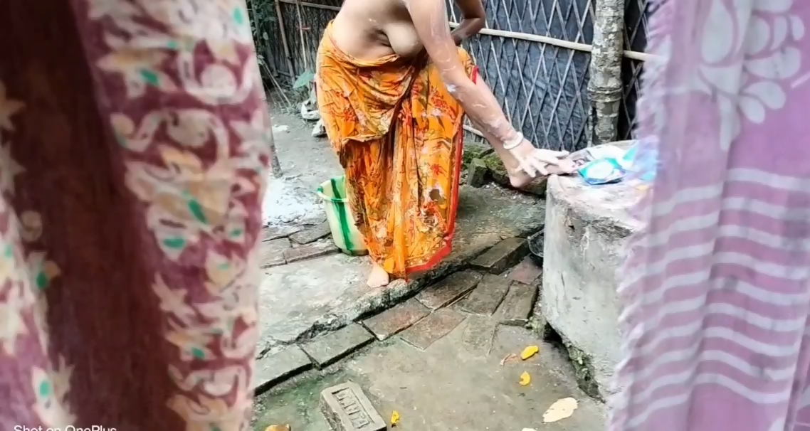 [Image: Desi-Bhabi-Fucking-Outdoor-After-Bathing...31-997.jpg]