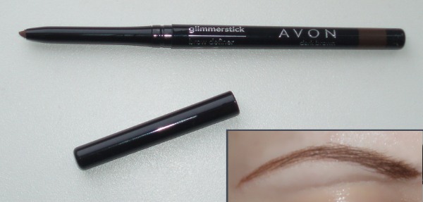 Карандаш для бровей.</div>
<div> Какой лучше купить Brow, Eyebrow, Maybelline, Eva. Правильно красим брови» /></div>
<p>
<strong>Приобрести этот карандаш для бровей можно на официальном сайте «Avon»</strong> или у представителя компании. Простая цена, заявленная изготовителем, составляет 350 рублей.</p>
<p> Если покупать по акции, цена станет ниже.
</p>
<h3>Карандаш «Джордани Голд» от «Орифлейм»</h3>
<p>
Лайнер для бровей от «Орифлейм» – традиционный грифельный карандаш, восполненный щеточкой для причесывания бровей. Он подходит для абсолютно любого типа кожи, не растекается в жару.</p>
<p> Устойчивость карандаша проверена покупателями, при случайном касании рукой мейкап остается без изменений.
</p>
<div style=