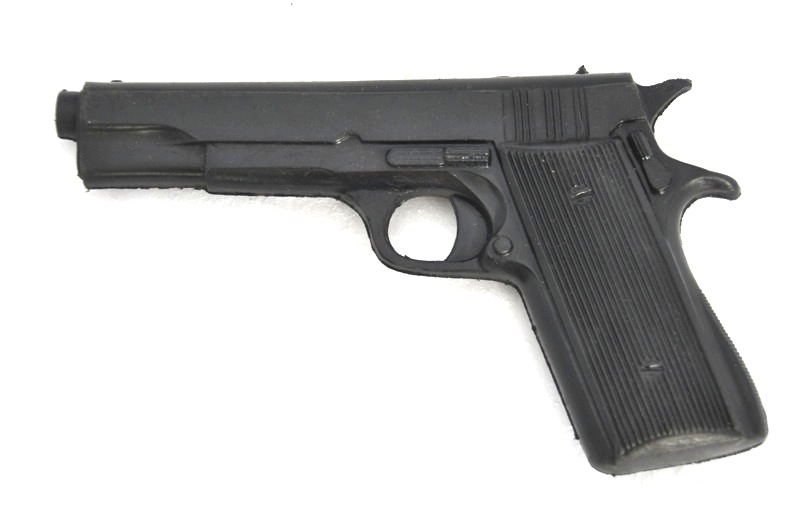 Casco-y-pistola10