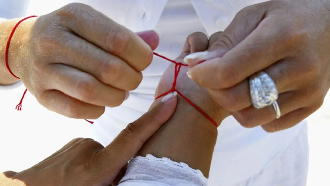 Aplica estos sencillos pasos para limpiar tu pulsera roja del mal de ojo