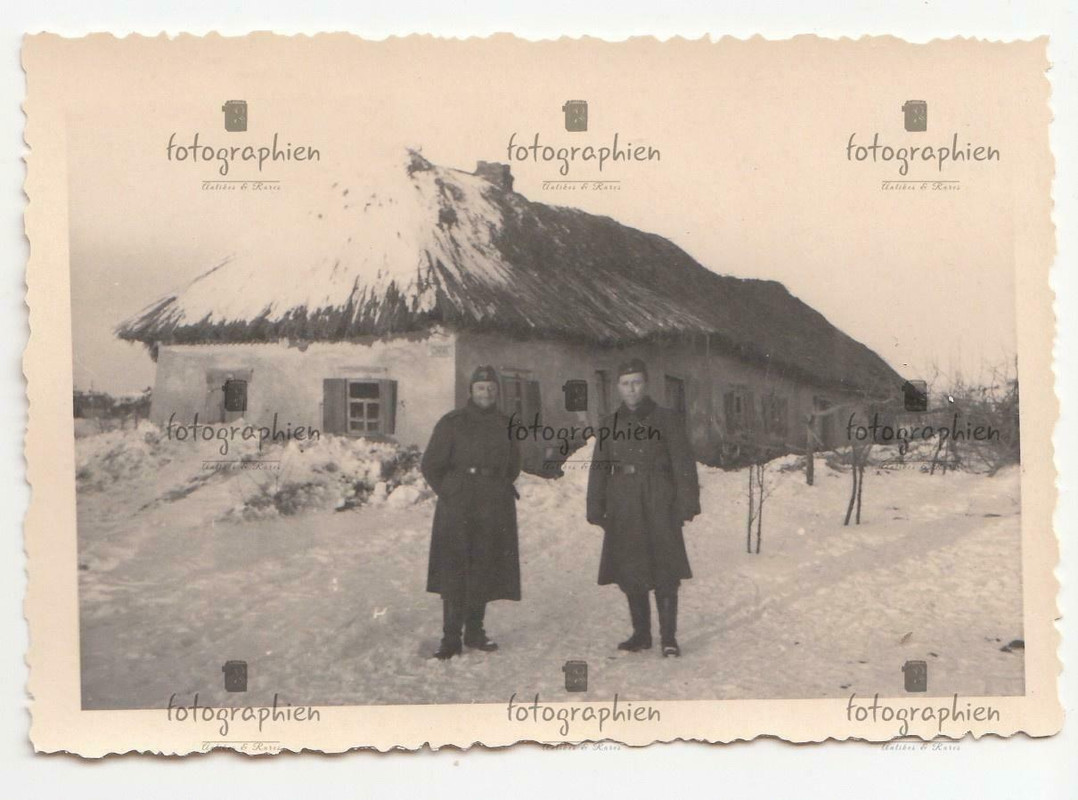 org. Foto Ukraine Jurjiwka Soldaten vor Haus Gebäude Hütte 1941