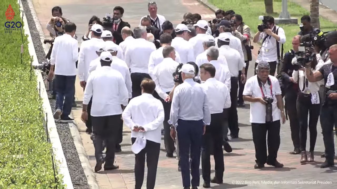 Menteri PUPR, Basuki Hadimuljono saat pura-pura jadi tim media, di bali.