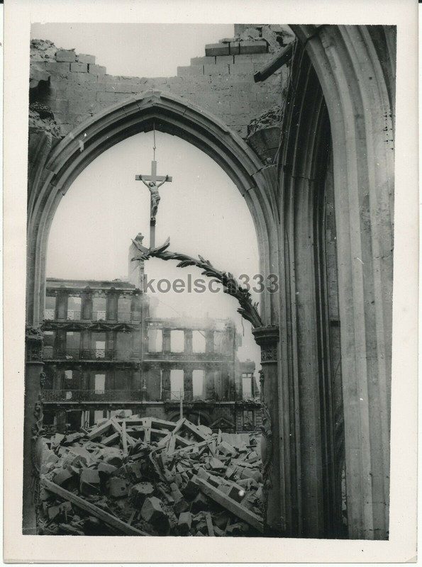 Foto Ruinen in der schwer zerstörten Stadt Rouen in Frankreich Kirche Kathedrale