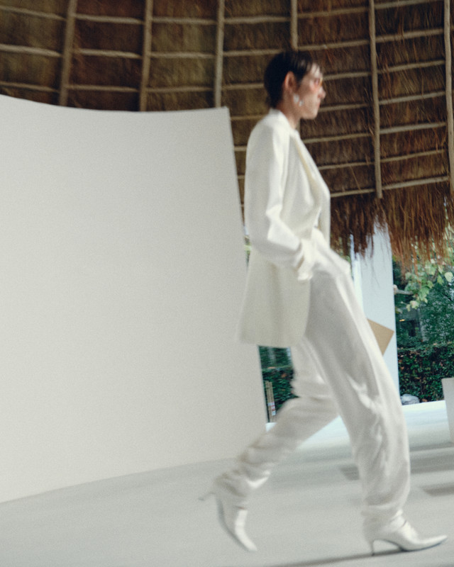 Celine SS27, il tailoring bianco Completo bianco Celine SS27 con blazer e pantaloni fluidi