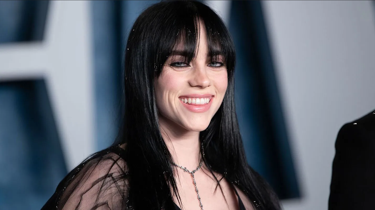 Billie Eilish deja al público en shock al confesar que se da placer frente al espejo