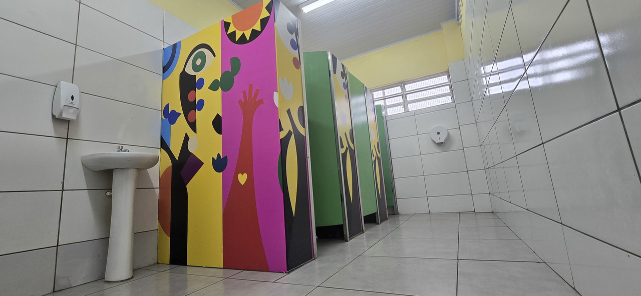 Detalhes das cores aplicadas em ambiente revitalizado da escola