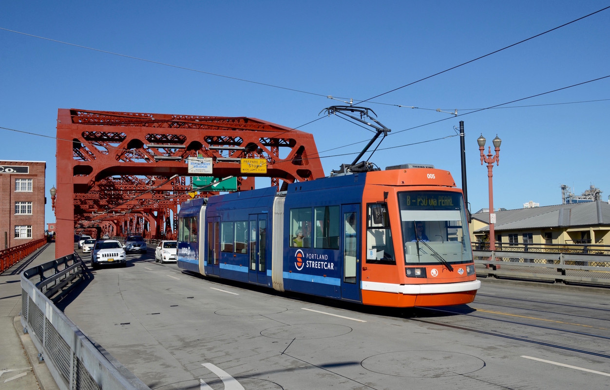 Portland_Streetcar_B-Loop_car_on_Broadway_Bridge_(2016)