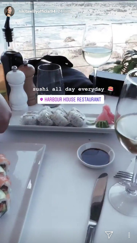 Nikita Willy dan Indra Priawan menikmati Sushi di Restoran Harbour House