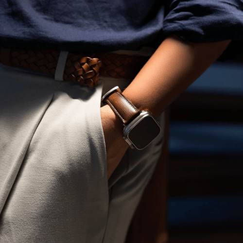 Primer plano de la hebilla de una correa de Apple Watch y la textura de la piel alrededor