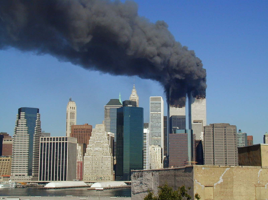 World Trade Center fumegando após os impactos em 11 de setembro de 2001
