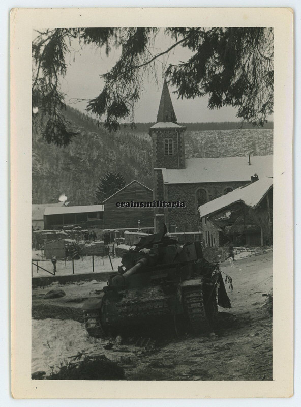 Orig. Foto zerstörte Panzer IV Tank an Kirche MABOGE Ardennen Belgien 1944 (1)